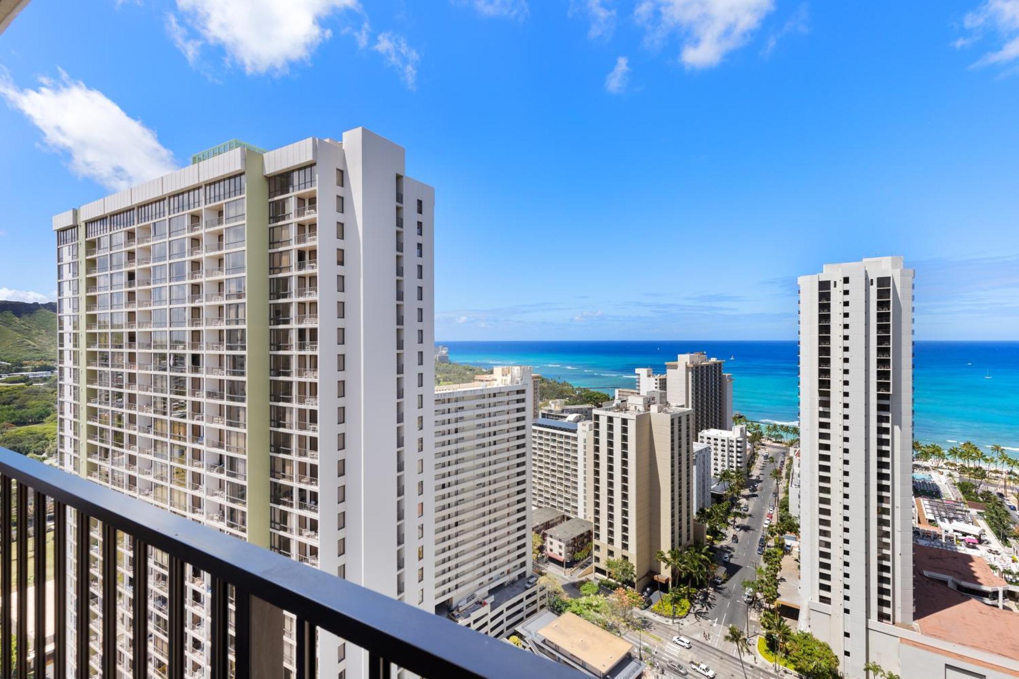 Sky-high Oceanview Escape At Waikiki Banyan With Free Parking Apartment