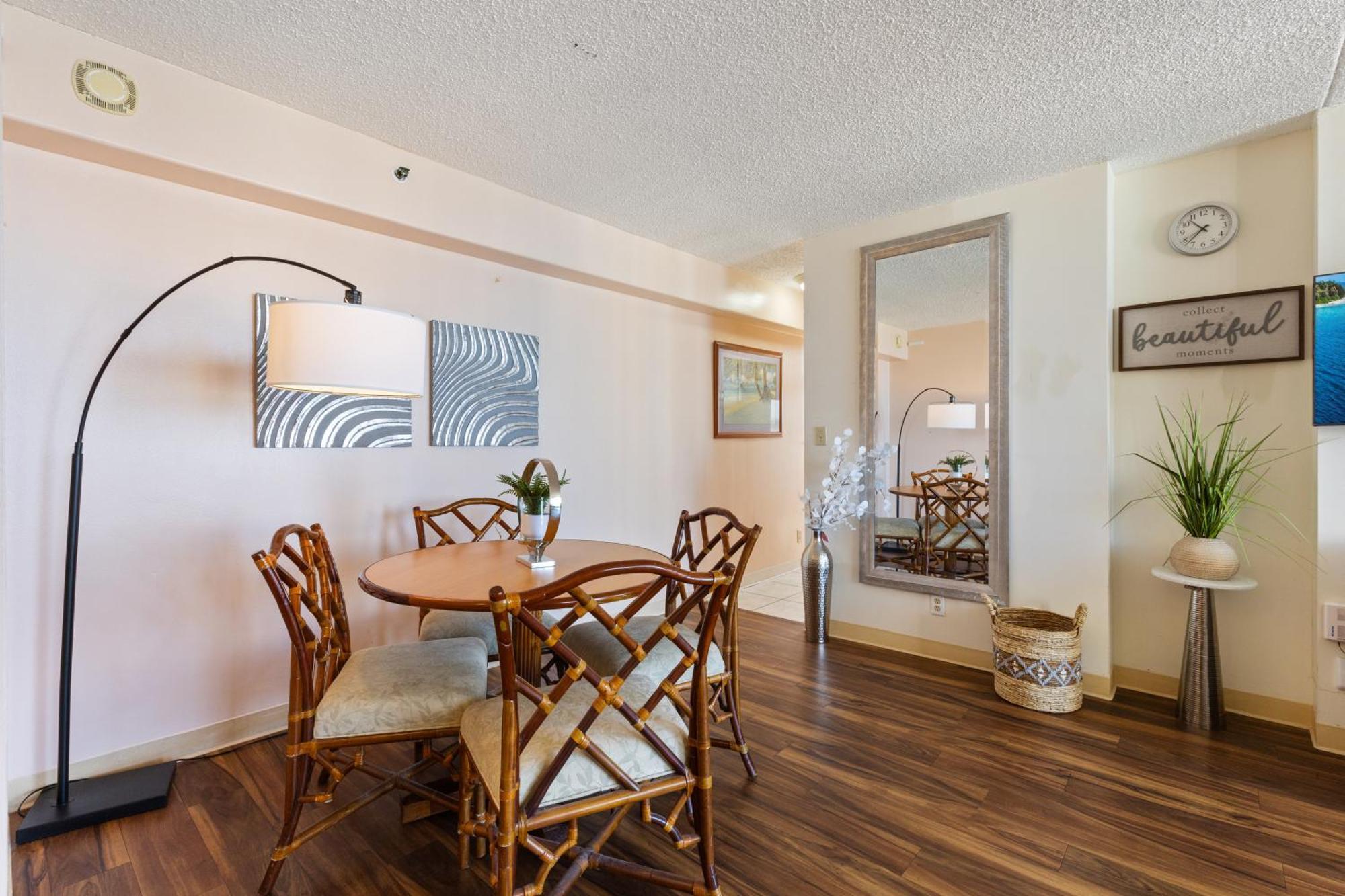 Apartment Sky-high Oceanview Escape At Waikiki Banyan With Free Parking Honolulu