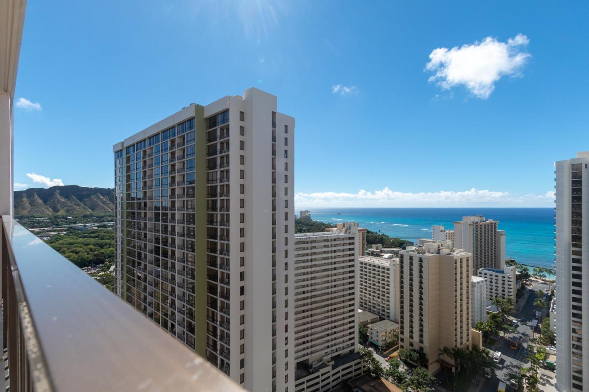 Sky-high Oceanview Escape At Waikiki Banyan With Free Parking Apartment