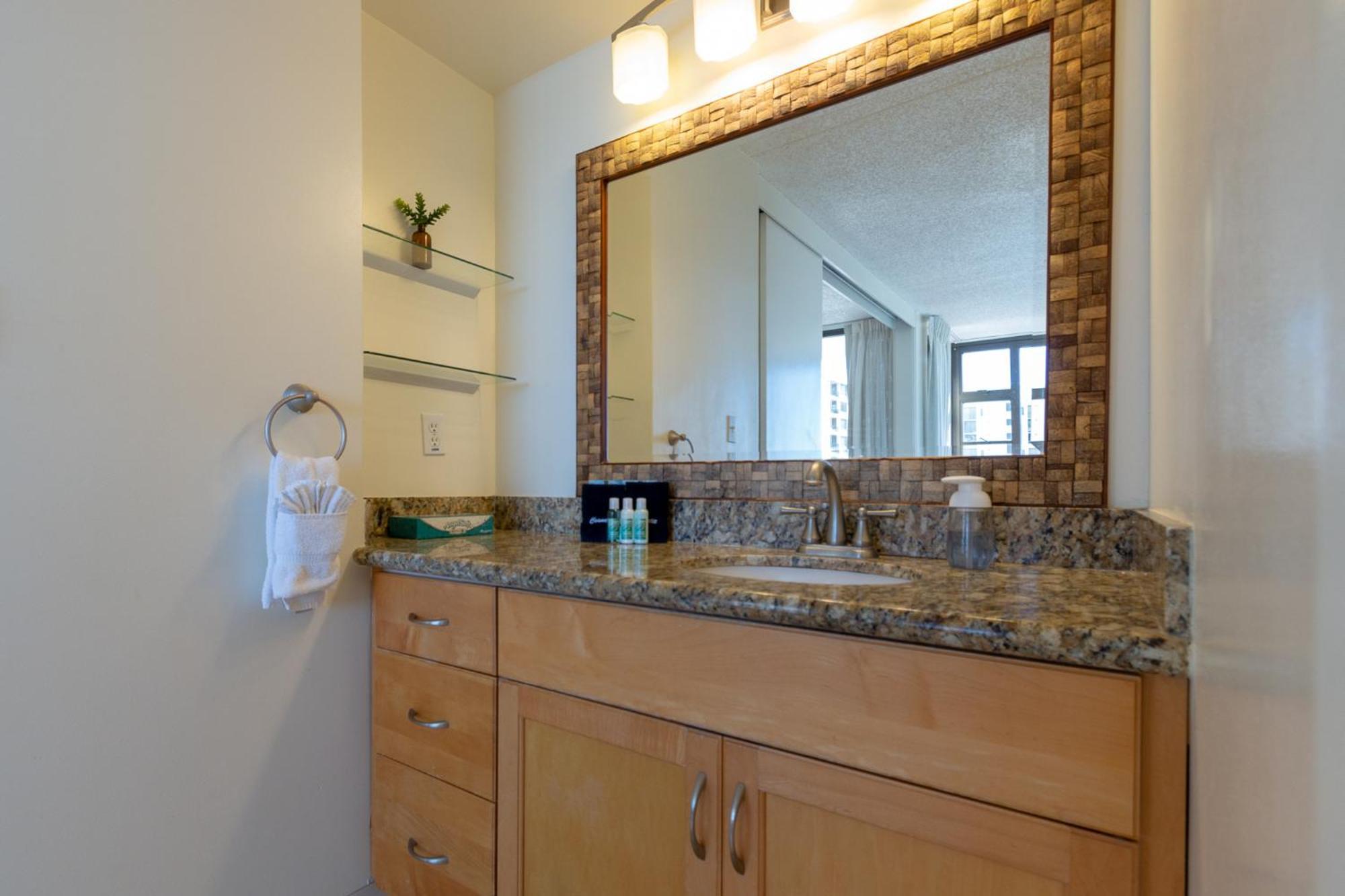 Apartment Sky-high Oceanview Escape At Waikiki Banyan With Free Parking
