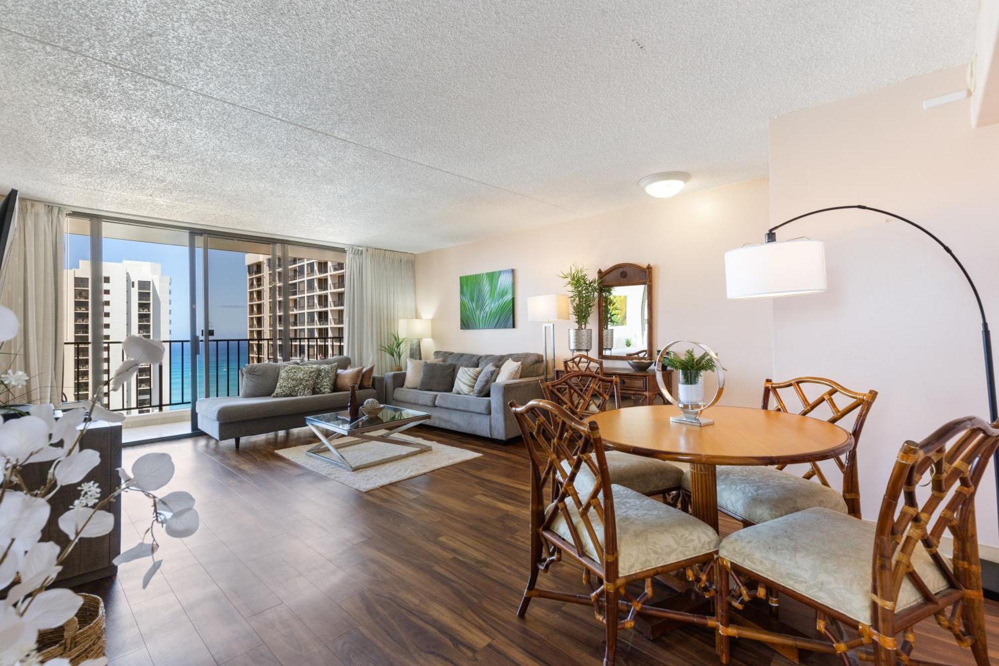 Sky-high Oceanview Escape At Waikiki Banyan With Free Parking Apartment