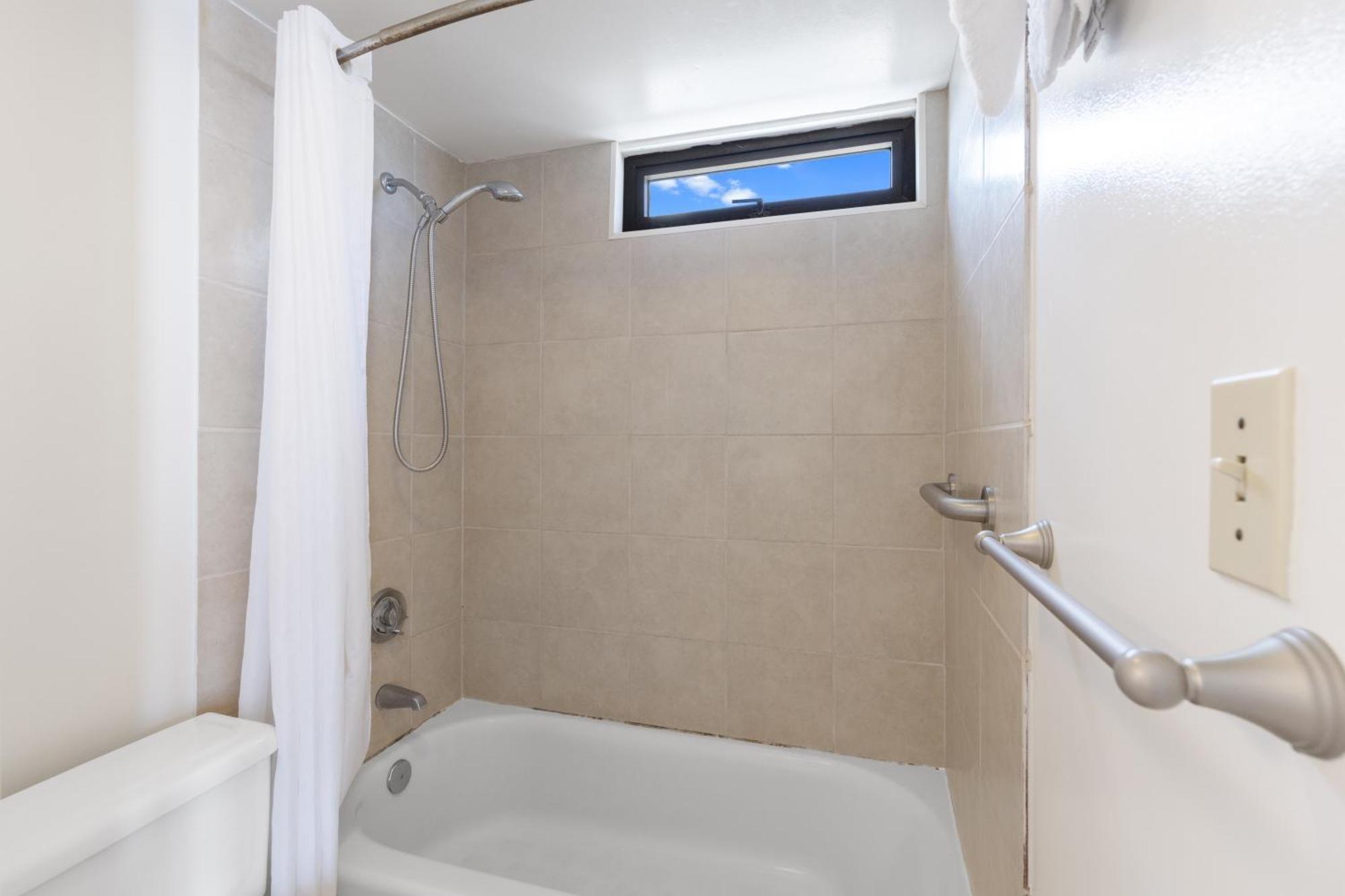 Apartment Sky-high Oceanview Escape At Waikiki Banyan With Free Parking *