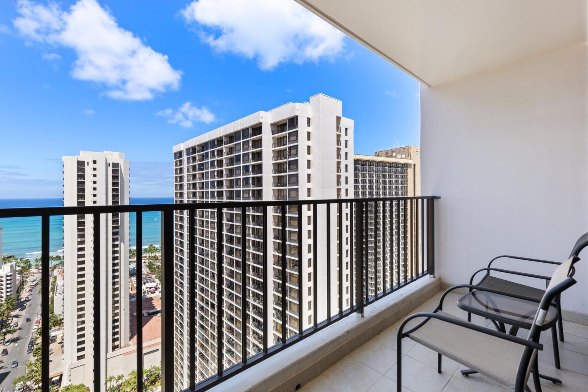 Sky-high Oceanview Escape At Waikiki Banyan With Free Parking