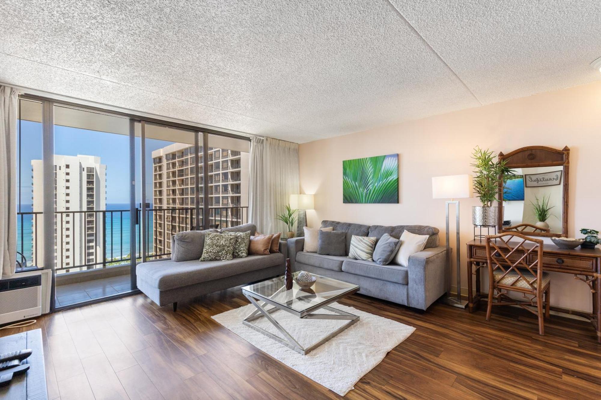 Sky-high Oceanview Escape At Waikiki Banyan With Free Parking Apartment *